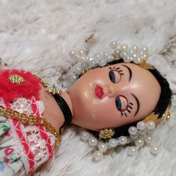 Collectable doll w stand - Picture 5 of 11